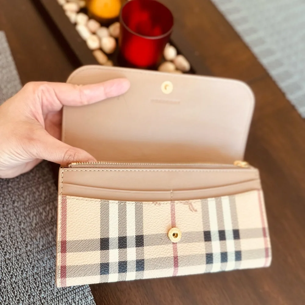 Burberry wallet 💯 authentic - Picture 2 of 9